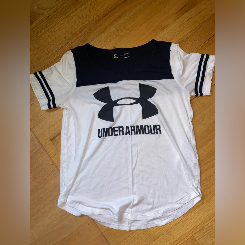Women’s Small UA shirt.